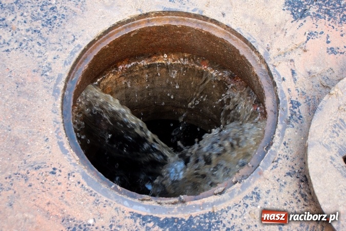 Zdjęcie w galerii na portalu naszraciborz.pl: Awaria wodociągowa na ulicy Mickiewicza. Mieszkańcy bez wody, ustawiono beczkowóz wiadomości z regionu