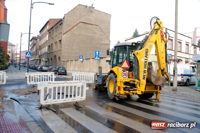 Zdjęcie w galerii na portalu naszraciborz.pl: Awaria wodociągowa na ulicy Mickiewicza. Mieszkańcy bez wody, ustawiono beczkowóz wiadomości z regionu