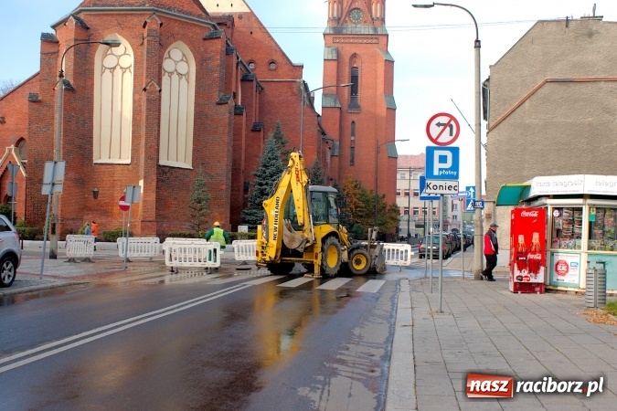 Zdjęcie w galerii na portalu naszraciborz.pl: Awaria wodociągowa na ulicy Mickiewicza. Mieszkańcy bez wody, ustawiono beczkowóz wiadomości z regionu