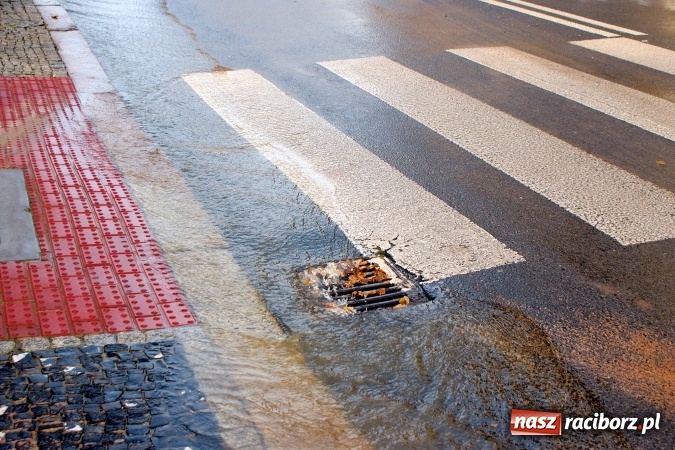 Zdjęcie w galerii na portalu naszraciborz.pl: Awaria wodociągowa na ulicy Mickiewicza. Mieszkańcy bez wody, ustawiono beczkowóz wiadomości z regionu