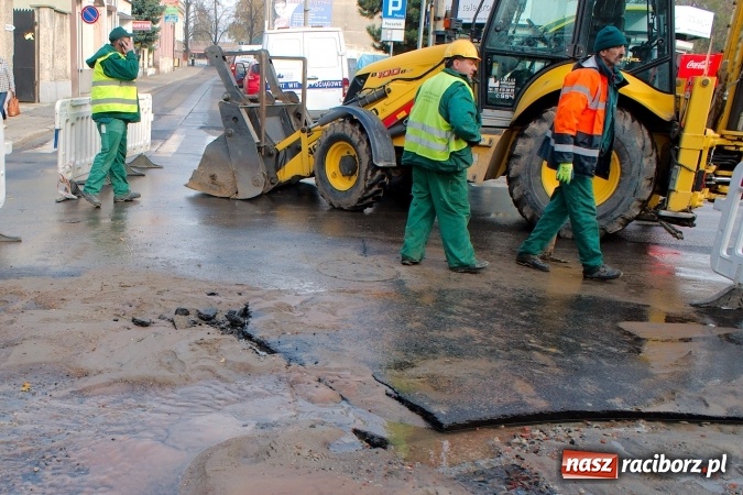 Zdjęcie w galerii na portalu naszraciborz.pl: Awaria wodociągowa na ulicy Mickiewicza. Mieszkańcy bez wody, ustawiono beczkowóz wiadomości z regionu