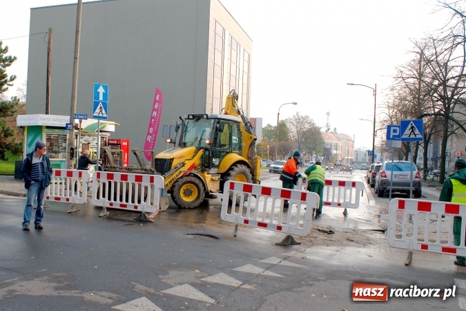 Zdjęcie w galerii na portalu naszraciborz.pl: Awaria wodociągowa na ulicy Mickiewicza. Mieszkańcy bez wody, ustawiono beczkowóz wiadomości z regionu