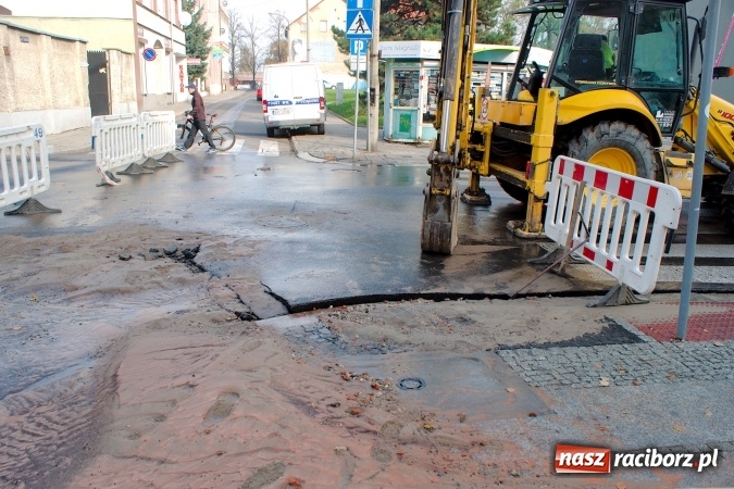 Zdjęcie w galerii na portalu naszraciborz.pl: Awaria wodociągowa na ulicy Mickiewicza. Mieszkańcy bez wody, ustawiono beczkowóz wiadomości z regionu