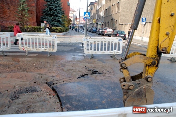 Zdjęcie w galerii na portalu naszraciborz.pl: Awaria wodociągowa na ulicy Mickiewicza. Mieszkańcy bez wody, ustawiono beczkowóz wiadomości z regionu