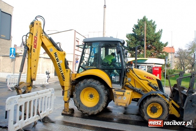 Zdjęcie w galerii na portalu naszraciborz.pl: Awaria wodociągowa na ulicy Mickiewicza. Mieszkańcy bez wody, ustawiono beczkowóz wiadomości z regionu