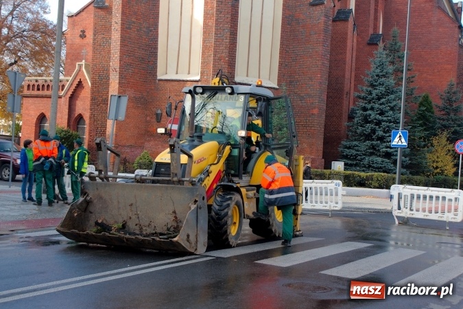 Zdjęcie w galerii na portalu naszraciborz.pl: Awaria wodociągowa na ulicy Mickiewicza. Mieszkańcy bez wody, ustawiono beczkowóz wiadomości z regionu