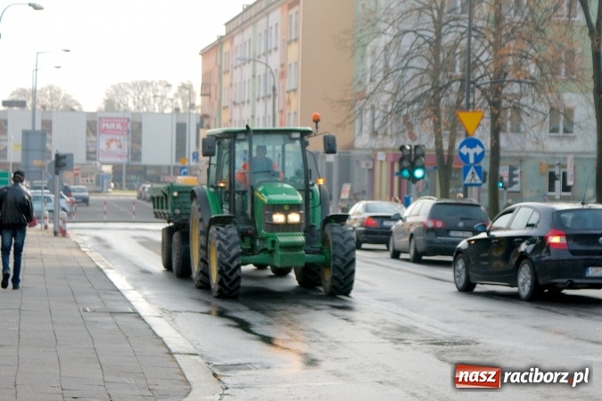Zdjęcie w galerii na portalu naszraciborz.pl: Awaria wodociągowa na ulicy Mickiewicza. Mieszkańcy bez wody, ustawiono beczkowóz wiadomości z regionu