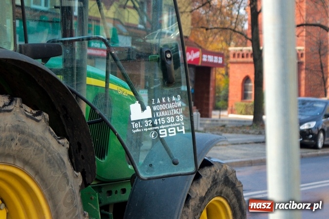 Zdjęcie w galerii na portalu naszraciborz.pl: Awaria wodociągowa na ulicy Mickiewicza. Mieszkańcy bez wody, ustawiono beczkowóz wiadomości z regionu