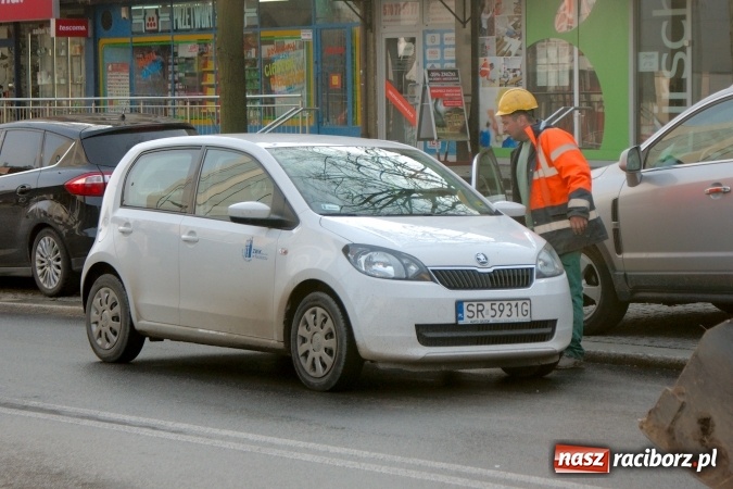 Zdjęcie w galerii na portalu naszraciborz.pl: Awaria wodociągowa na ulicy Mickiewicza. Mieszkańcy bez wody, ustawiono beczkowóz wiadomości z regionu