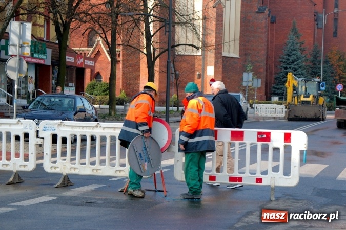 Zdjęcie w galerii na portalu naszraciborz.pl: Awaria wodociągowa na ulicy Mickiewicza. Mieszkańcy bez wody, ustawiono beczkowóz wiadomości z regionu