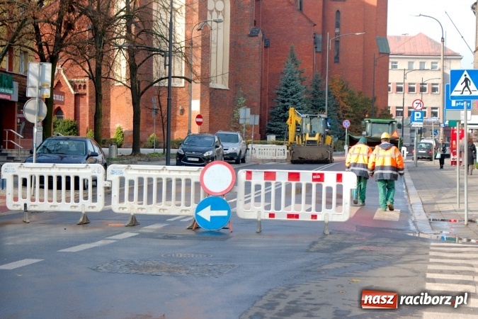 Zdjęcie w galerii na portalu naszraciborz.pl: Awaria wodociągowa na ulicy Mickiewicza. Mieszkańcy bez wody, ustawiono beczkowóz wiadomości z regionu