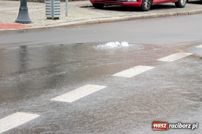 Zdjęcie w galerii na portalu naszraciborz.pl: Awaria wodociągowa na ulicy Mickiewicza. Mieszkańcy bez wody, ustawiono beczkowóz wiadomości z regionu