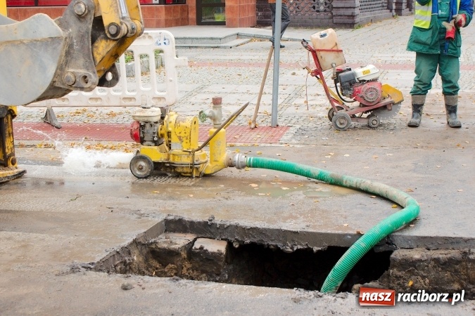 Zdjęcie w galerii na portalu naszraciborz.pl: Awaria wodociągowa na ulicy Mickiewicza. Mieszkańcy bez wody, ustawiono beczkowóz wiadomości z regionu