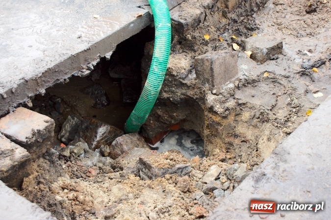 Zdjęcie w galerii na portalu naszraciborz.pl: Awaria wodociągowa na ulicy Mickiewicza. Mieszkańcy bez wody, ustawiono beczkowóz wiadomości z regionu