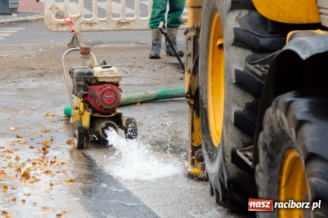 Zdjęcie w galerii na portalu naszraciborz.pl: Awaria wodociągowa na ulicy Mickiewicza. Mieszkańcy bez wody, ustawiono beczkowóz wiadomości z regionu