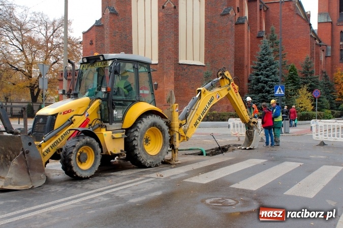 Zdjęcie w galerii na portalu naszraciborz.pl: Awaria wodociągowa na ulicy Mickiewicza. Mieszkańcy bez wody, ustawiono beczkowóz wiadomości z regionu