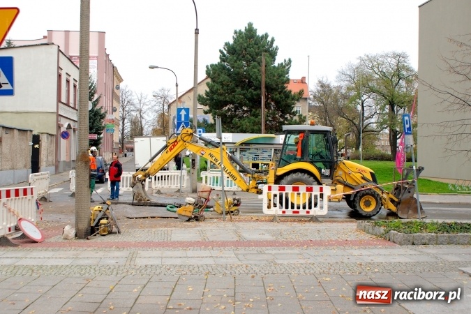 Zdjęcie w galerii na portalu naszraciborz.pl: Awaria wodociągowa na ulicy Mickiewicza. Mieszkańcy bez wody, ustawiono beczkowóz wiadomości z regionu