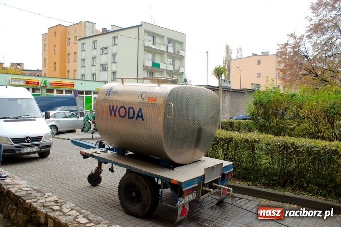 Zdjęcie w galerii na portalu naszraciborz.pl: Awaria wodociągowa na ulicy Mickiewicza. Mieszkańcy bez wody, ustawiono beczkowóz wiadomości z regionu