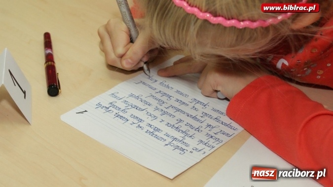 Zdjęcie w galerii na portalu naszraciborz.pl: Być Mistrzem Kaligrafii, czyli IV Powiatowy Konkurs Pięknego Pisania w bibliotece wiadomości z regionu