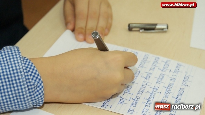 Zdjęcie w galerii na portalu naszraciborz.pl: Być Mistrzem Kaligrafii, czyli IV Powiatowy Konkurs Pięknego Pisania w bibliotece wiadomości z regionu