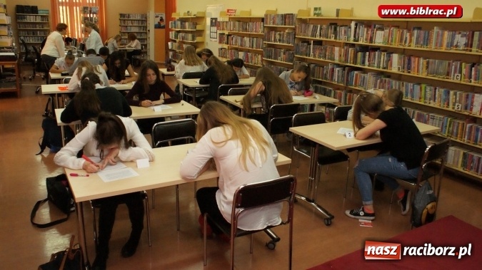 Zdjęcie w galerii na portalu naszraciborz.pl: Być Mistrzem Kaligrafii, czyli IV Powiatowy Konkurs Pięknego Pisania w bibliotece wiadomości z regionu