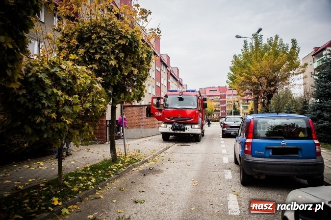 Zdjęcie w galerii na portalu naszraciborz.pl: Pożar na Ocickiej. Na balkonie bloku paliły się śmieci wiadomości z regionu
