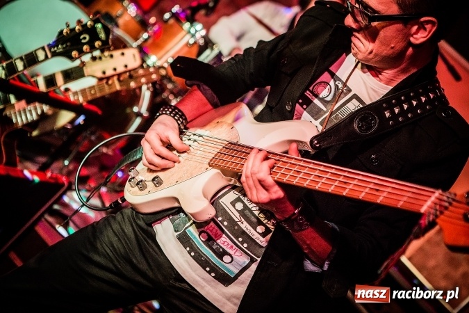 Zdjęcie w galerii na portalu naszraciborz.pl: Michał Milowicz i Chłopaki nie płacą zagrali w Piwnicy wiadomości z regionu