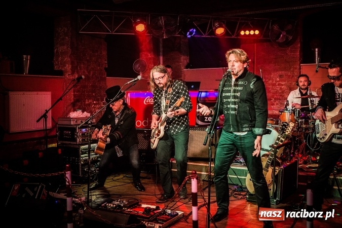 Zdjęcie w galerii na portalu naszraciborz.pl: Michał Milowicz i Chłopaki nie płacą zagrali w Piwnicy wiadomości z regionu