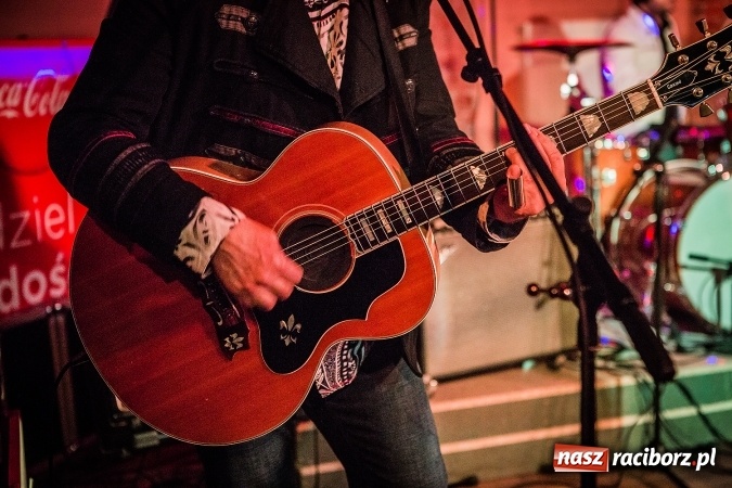 Zdjęcie w galerii na portalu naszraciborz.pl: Michał Milowicz i Chłopaki nie płacą zagrali w Piwnicy wiadomości z regionu