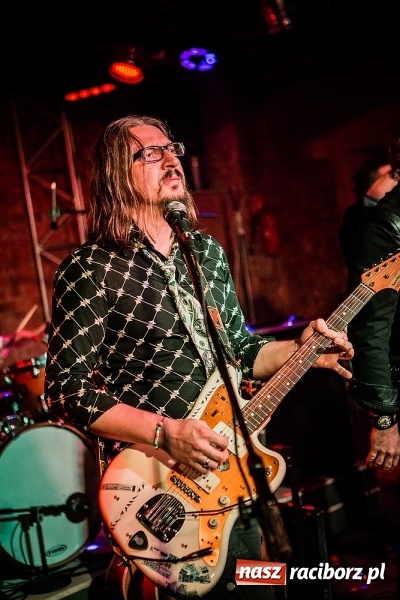 Zdjęcie w galerii na portalu naszraciborz.pl: Michał Milowicz i Chłopaki nie płacą zagrali w Piwnicy wiadomości z regionu