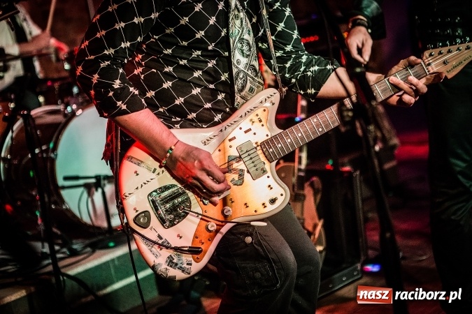 Zdjęcie w galerii na portalu naszraciborz.pl: Michał Milowicz i Chłopaki nie płacą zagrali w Piwnicy wiadomości z regionu