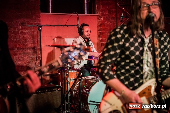 Zdjęcie w galerii na portalu naszraciborz.pl: Michał Milowicz i Chłopaki nie płacą zagrali w Piwnicy wiadomości z regionu