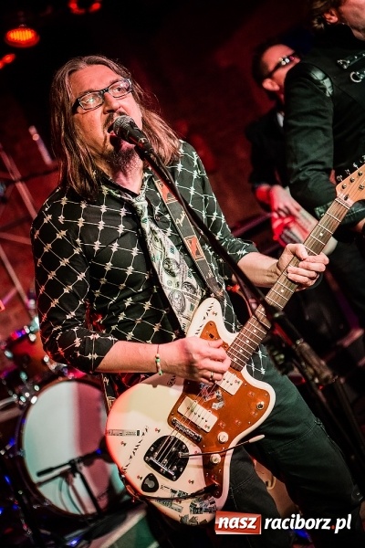 Zdjęcie w galerii na portalu naszraciborz.pl: Michał Milowicz i Chłopaki nie płacą zagrali w Piwnicy wiadomości z regionu