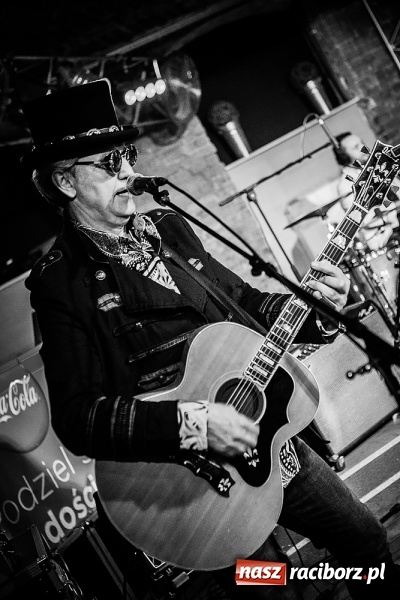 Zdjęcie w galerii na portalu naszraciborz.pl: Michał Milowicz i Chłopaki nie płacą zagrali w Piwnicy wiadomości z regionu