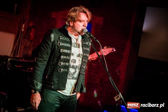 Zdjęcie w galerii na portalu naszraciborz.pl: Michał Milowicz i Chłopaki nie płacą zagrali w Piwnicy wiadomości z regionu