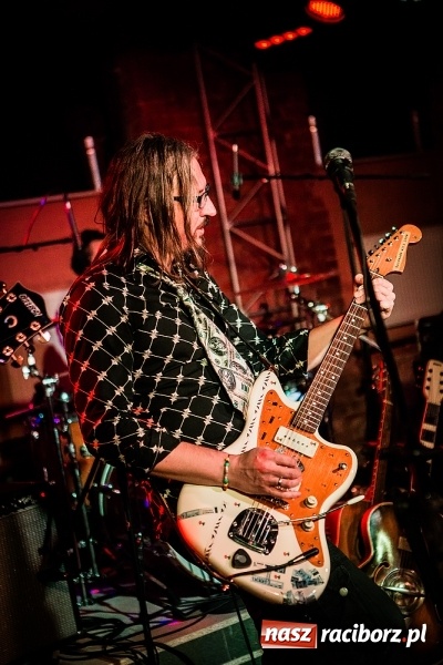 Zdjęcie w galerii na portalu naszraciborz.pl: Michał Milowicz i Chłopaki nie płacą zagrali w Piwnicy wiadomości z regionu