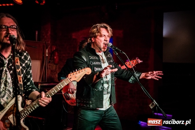Zdjęcie w galerii na portalu naszraciborz.pl: Michał Milowicz i Chłopaki nie płacą zagrali w Piwnicy wiadomości z regionu