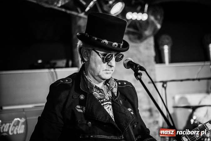 Zdjęcie w galerii na portalu naszraciborz.pl: Michał Milowicz i Chłopaki nie płacą zagrali w Piwnicy wiadomości z regionu