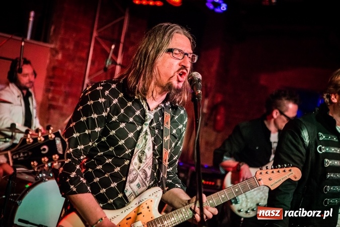 Zdjęcie w galerii na portalu naszraciborz.pl: Michał Milowicz i Chłopaki nie płacą zagrali w Piwnicy wiadomości z regionu