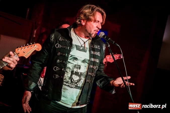 Zdjęcie w galerii na portalu naszraciborz.pl: Michał Milowicz i Chłopaki nie płacą zagrali w Piwnicy wiadomości z regionu