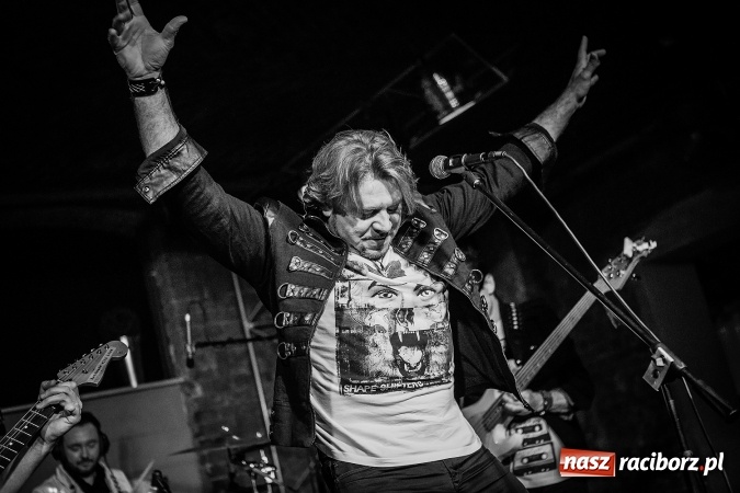 Zdjęcie w galerii na portalu naszraciborz.pl: Michał Milowicz i Chłopaki nie płacą zagrali w Piwnicy wiadomości z regionu