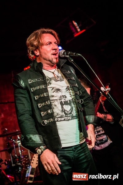 Zdjęcie w galerii na portalu naszraciborz.pl: Michał Milowicz i Chłopaki nie płacą zagrali w Piwnicy wiadomości z regionu