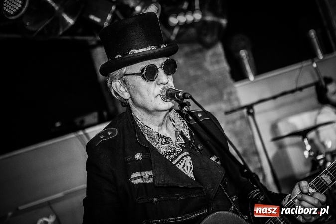 Zdjęcie w galerii na portalu naszraciborz.pl: Michał Milowicz i Chłopaki nie płacą zagrali w Piwnicy wiadomości z regionu