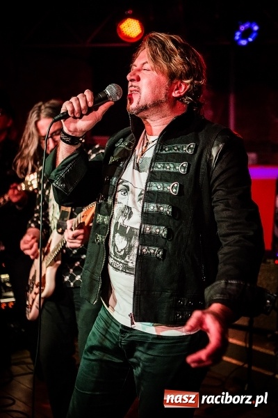 Zdjęcie w galerii na portalu naszraciborz.pl: Michał Milowicz i Chłopaki nie płacą zagrali w Piwnicy wiadomości z regionu