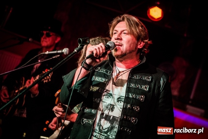 Zdjęcie w galerii na portalu naszraciborz.pl: Michał Milowicz i Chłopaki nie płacą zagrali w Piwnicy wiadomości z regionu