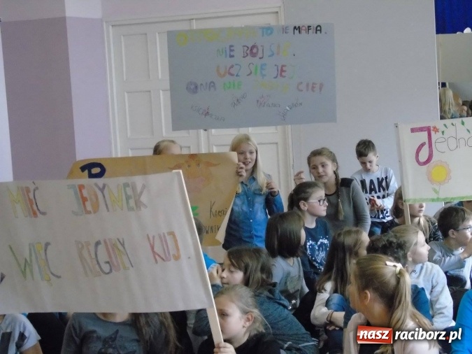 Zdjęcie w galerii na portalu naszraciborz.pl: Wielka walka z bykami - ortograficzna corrida w SP18 wiadomości z regionu