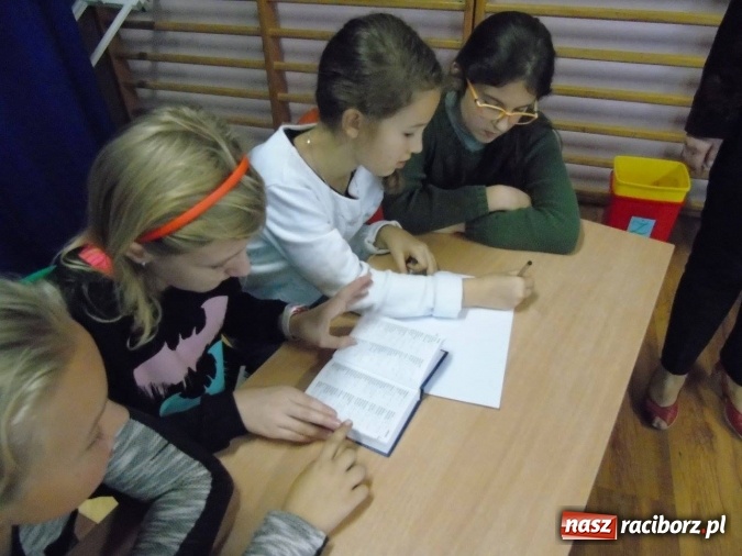 Zdjęcie w galerii na portalu naszraciborz.pl: Wielka walka z bykami - ortograficzna corrida w SP18 wiadomości z regionu