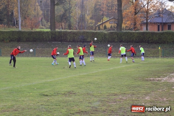 Zdjęcie w galerii na portalu naszraciborz.pl: Rudzki Buk uległ osłabionym Łabędom wiadomości z regionu