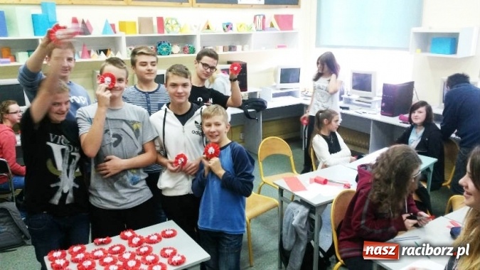 Zdjęcie w galerii na portalu naszraciborz.pl: Kokardy narodowe w Gimnazjum nr 5  wiadomości z regionu