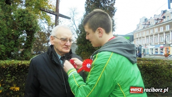 Zdjęcie w galerii na portalu naszraciborz.pl: Kokardy narodowe w Gimnazjum nr 5  wiadomości z regionu